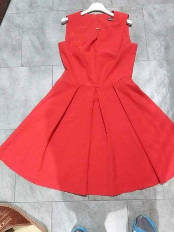 Czerwona sukienka rozkloszowana