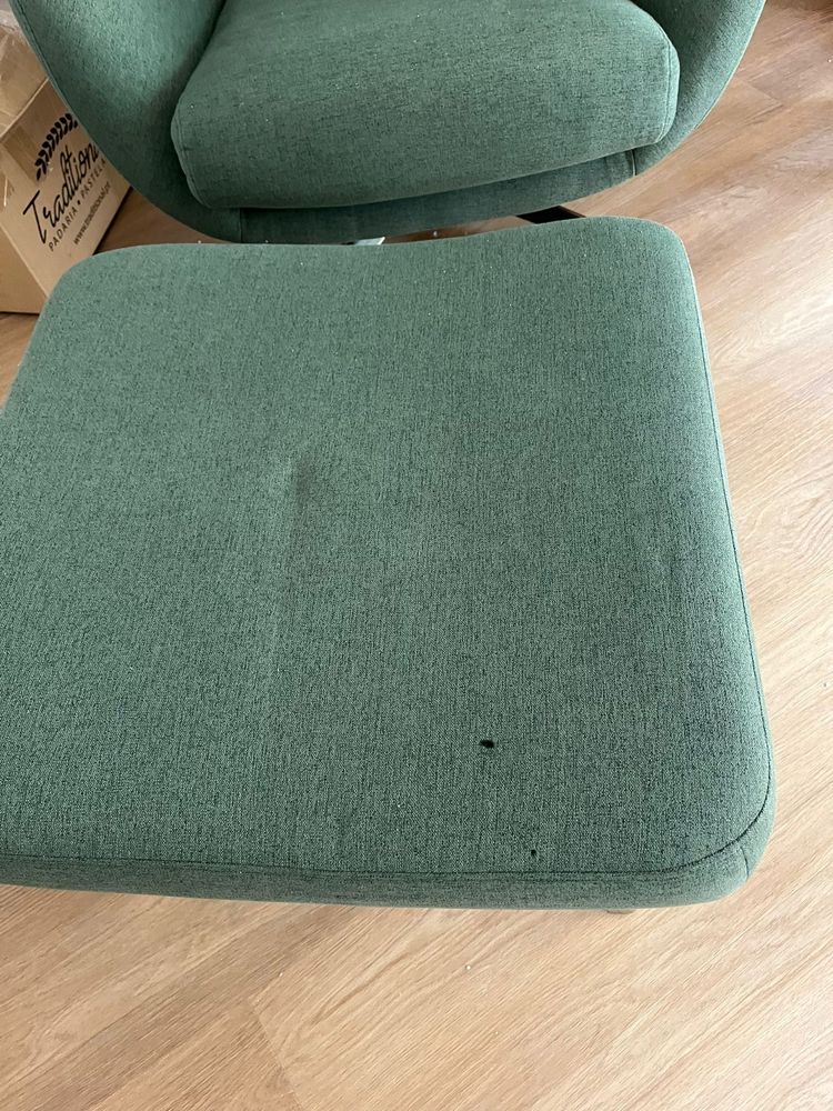 Poltrona verde com posa pés