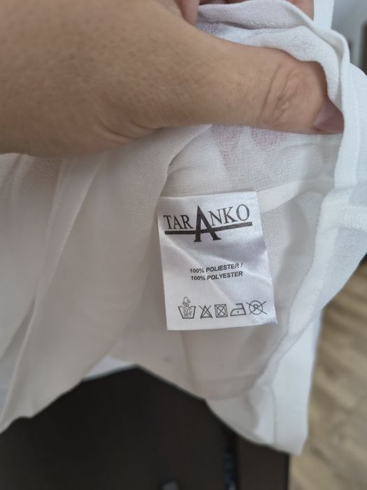 Elegancka ecru bluzka ze złotymi łańcuszkami falbany na ramionach