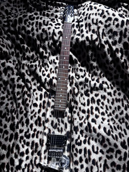 Przezroczysta gitara elektryczna