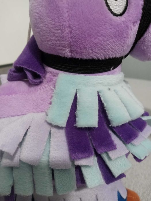 Trzy pluszowe maskotki kolorowe lamy