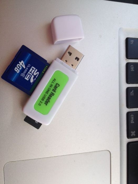 CZYTNIK USB wielu typów KART pamięci: karta MicroSD, SD, SDHC, M2 itp.