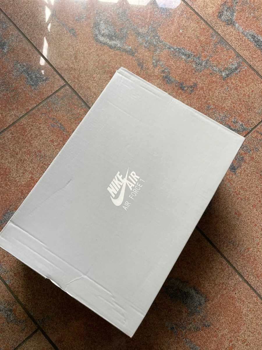 Białe buty Nike w rozmiarze 45, dostarczane w pudełku
