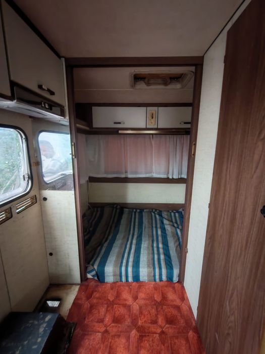 Caravana com 4 metros,sem documentos sem lança, faz 2 camas de.casal,w