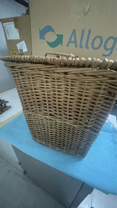 Cesta de verga com fecho e pegas laterais