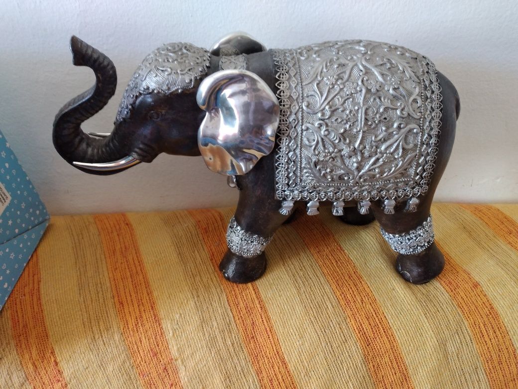Elefante grande em marfinite