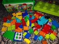 Dwa zestawy klocków Lego 10615 i 10572 w pudełku w kształcie klocka.