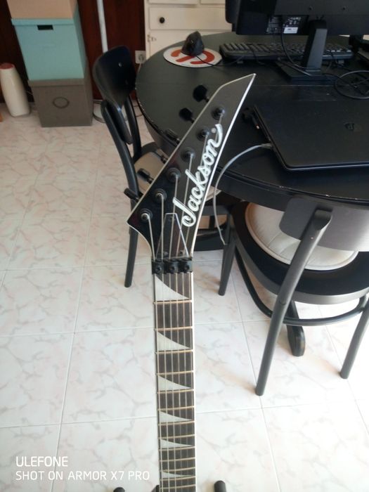Guitarra elétrica Jackson King V JS32, White w/Black Bevels, como nova