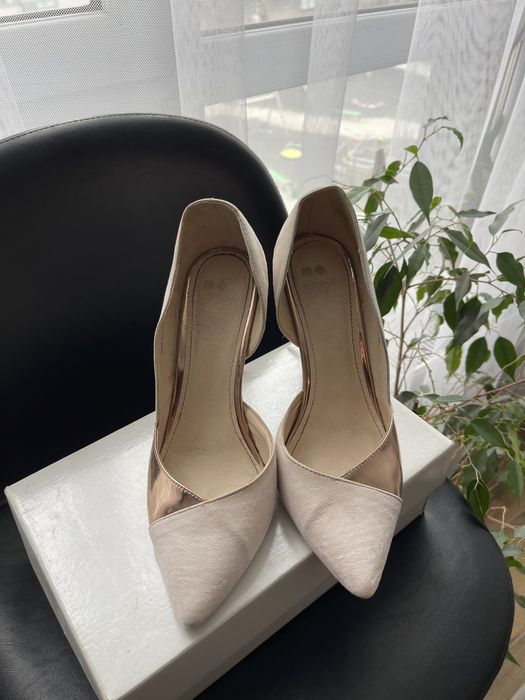 Туфлі-лодочки беживі на шпильці