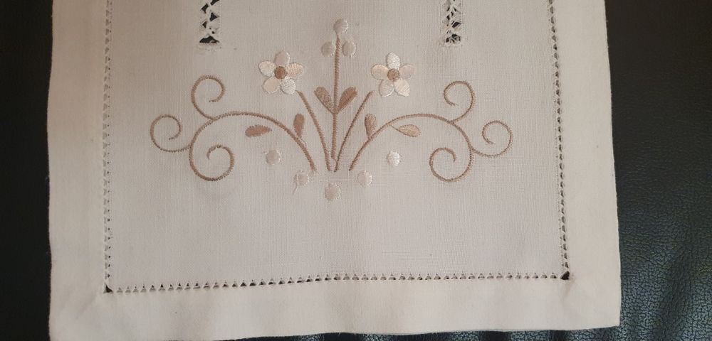 Colcha e toalha de croché e Panos de linhos bordados