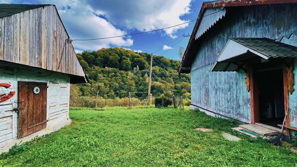 Мальовнича украінська хатина.Бізнес ідея для відпочинку. Земля в горах