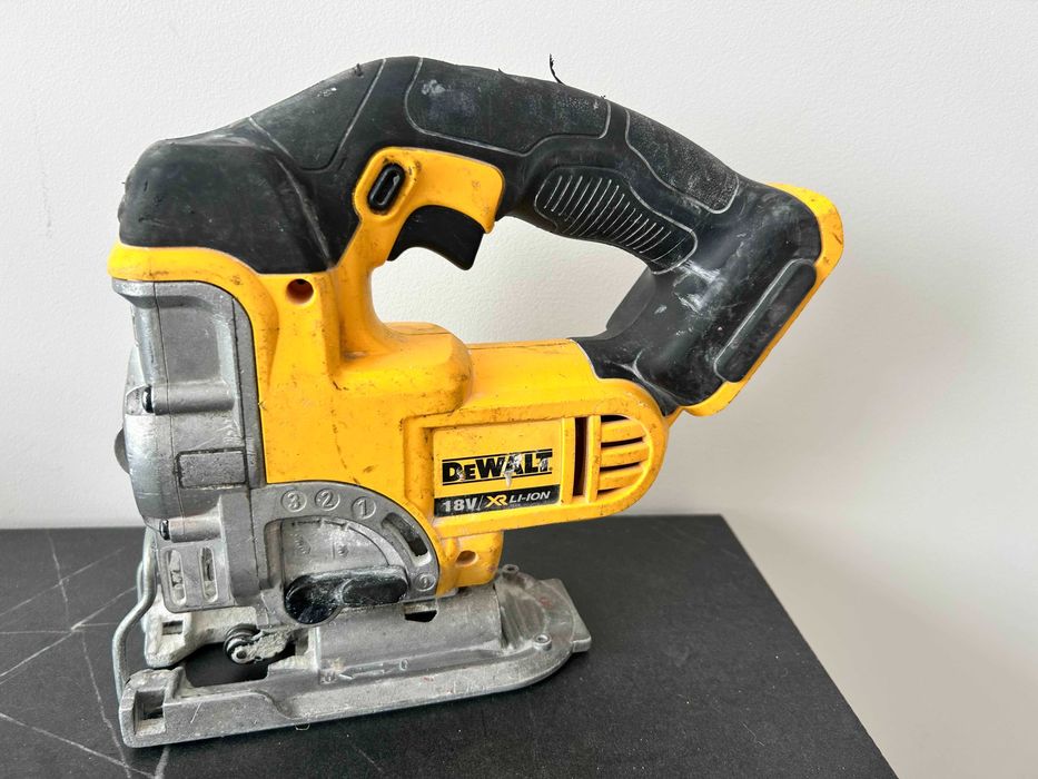 OKAZJA! Dewalt DCS331 – wyrzynarka 18V XR, uszkodzona (nie włącza się)