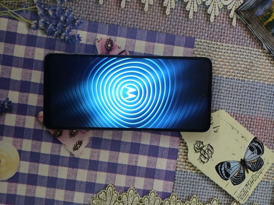 Продам телефон Moto g04