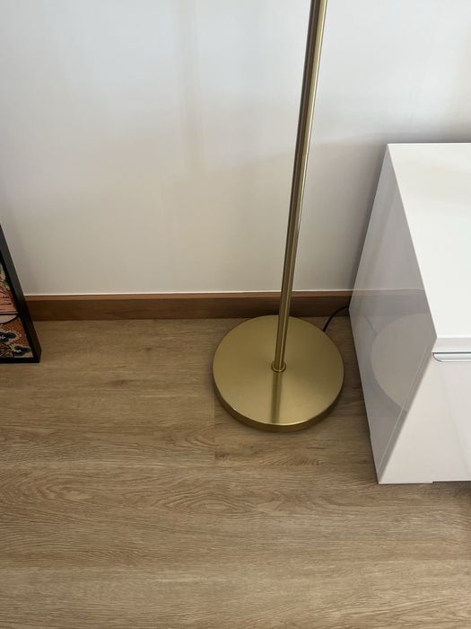 Candiero dourado com detalhes em branco