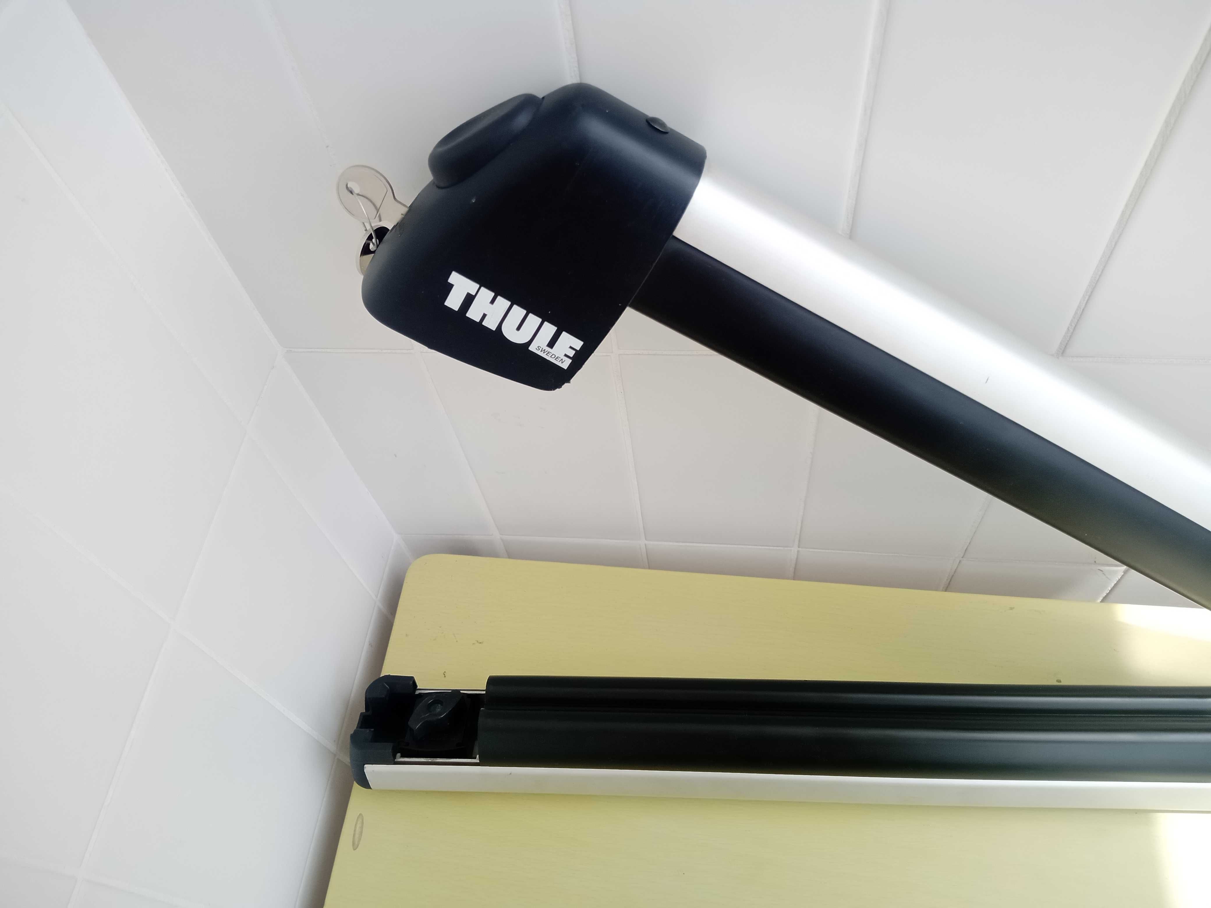 Par de suportes THULE para esqui - ski  e pranchas snowboard