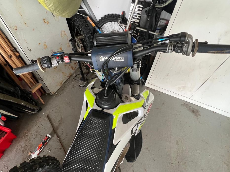 Husqvarna FC450 z 2020 roku na kołach