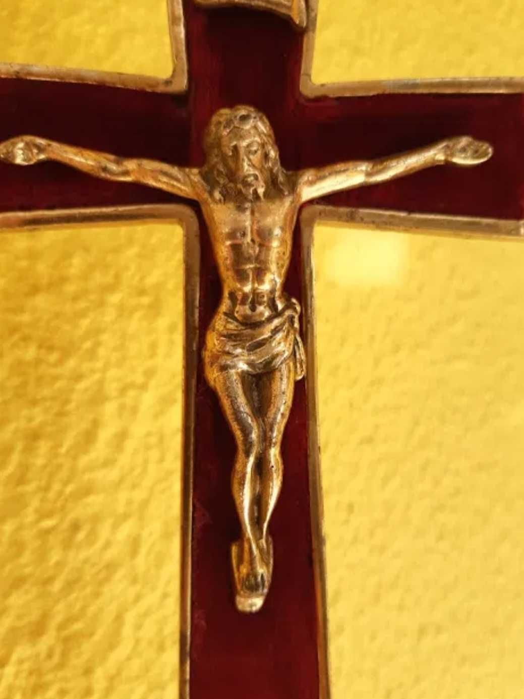 Crucifixo em bronze com Cristo