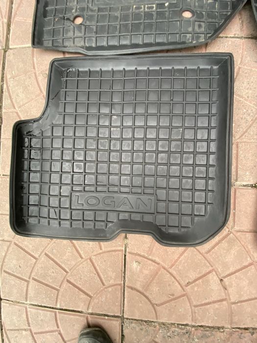 Комплект резінових килимків дачія логан 2013 року