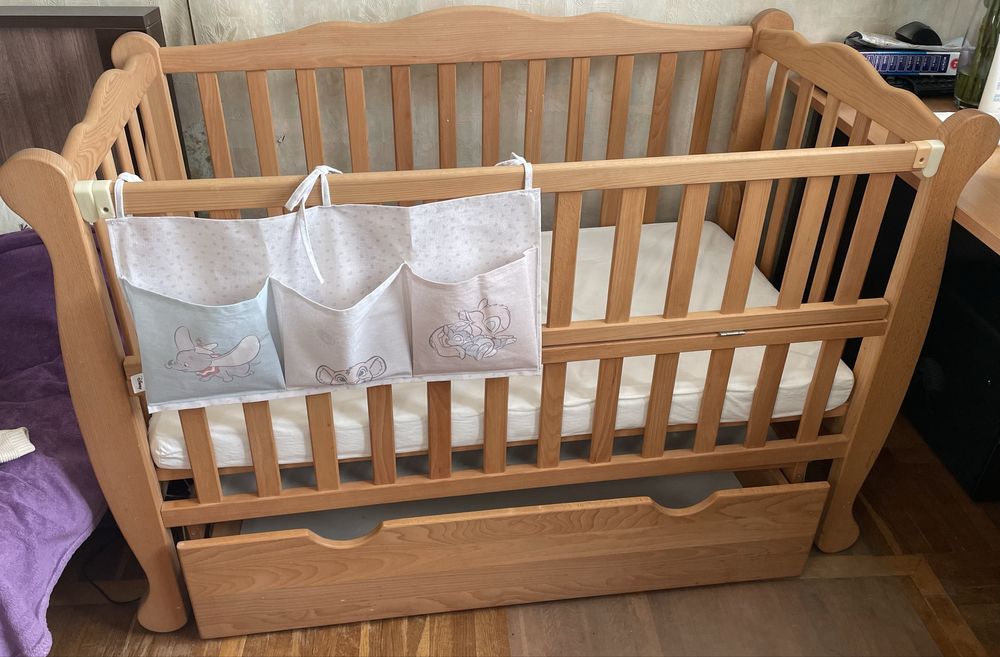 Дитяче ліжечко з матрацом і комплектом аксесуарів