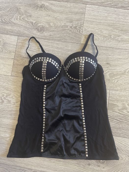 Топ трикотажный с металлическими вставками