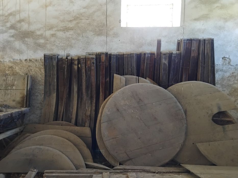 Fundos e aduelas de tonéis de madeira de castanho