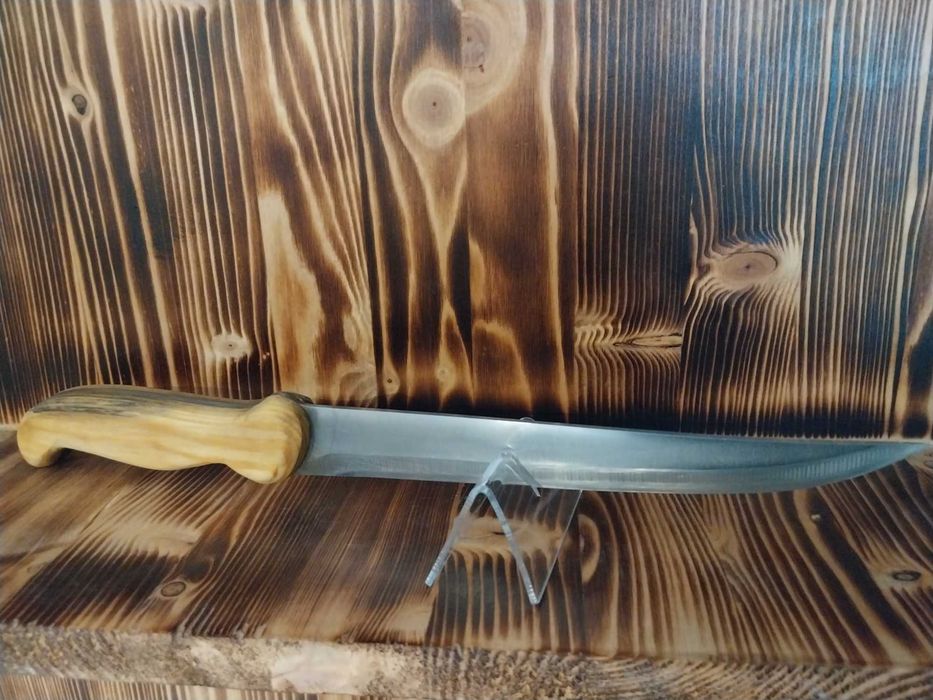 stary nóż z drewnianą rękojeścią