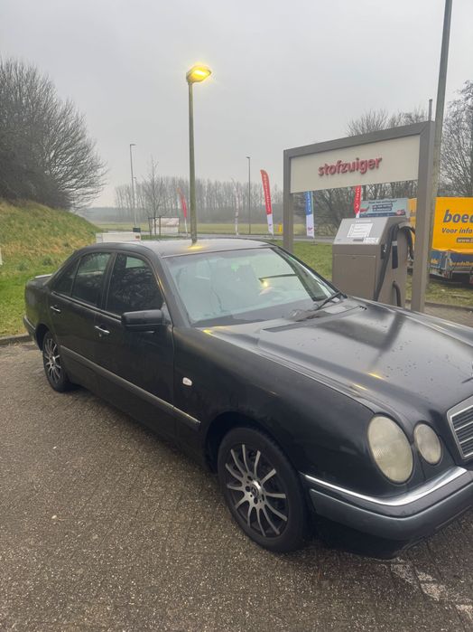 Mercedes-benz w210 e200 1996