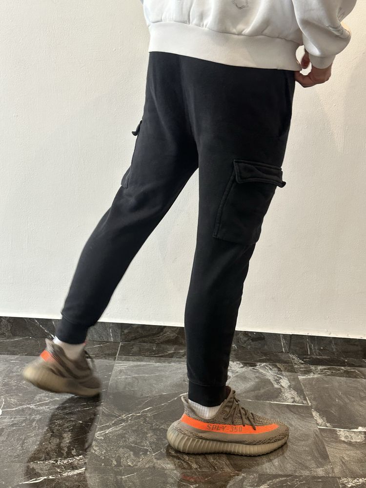 Nike spodnie dresowe czarne długie czargo z kieszeniami z nadrukiem
