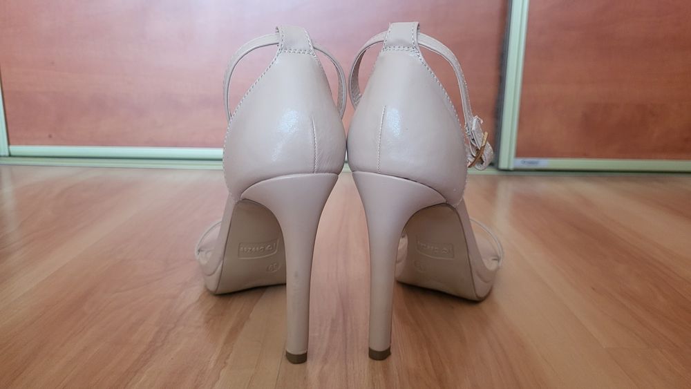 Sandałki na szpilkach DeeZee