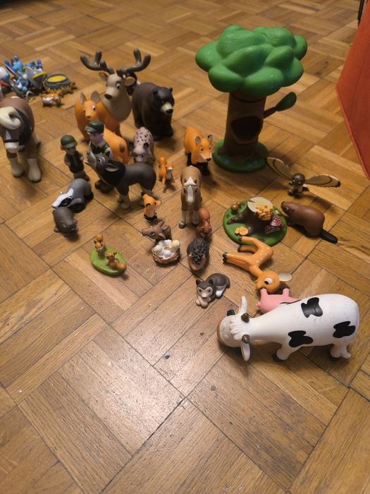 Mieszkam w lesie, smerfy, dinozaury Figurki