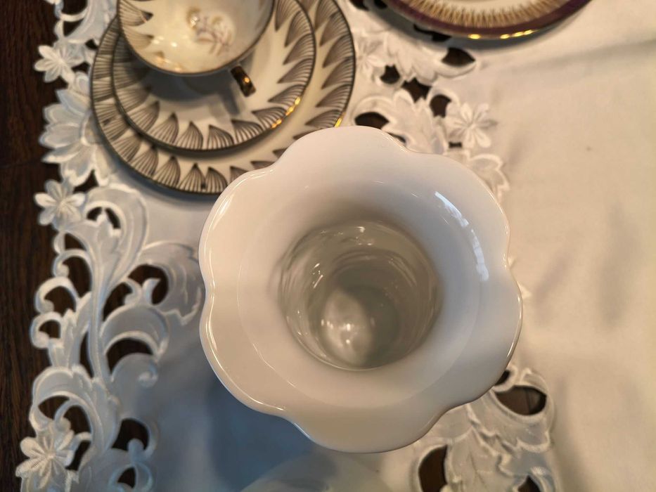 Wazon Kaiser Porzellan „Róża”, projekt M. Frey, porcelana biskwitowa