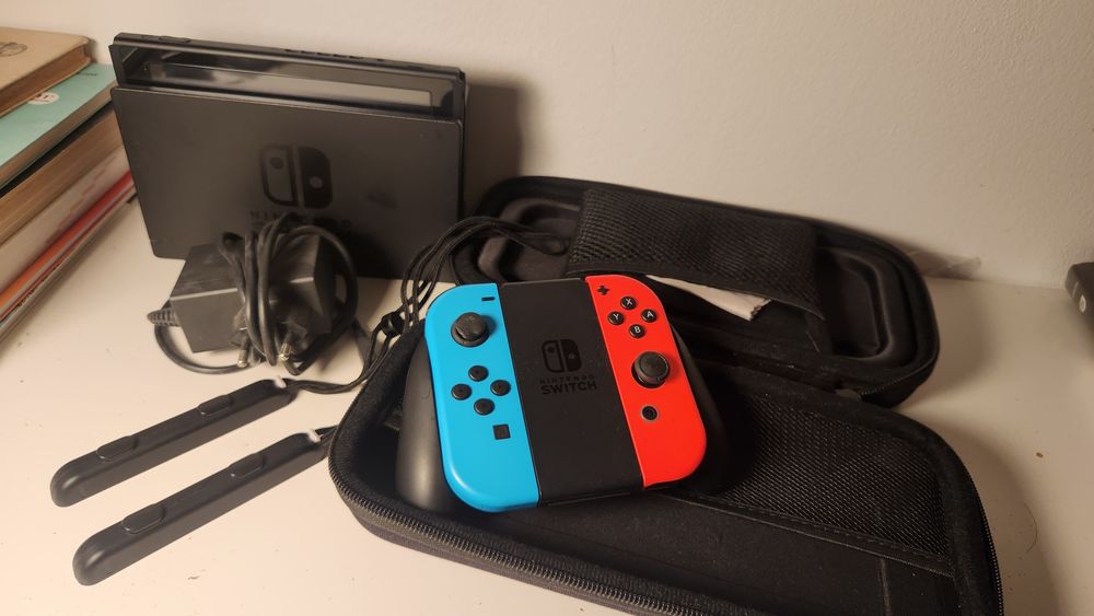 Nintendo Switch e 2 Jogos Originais