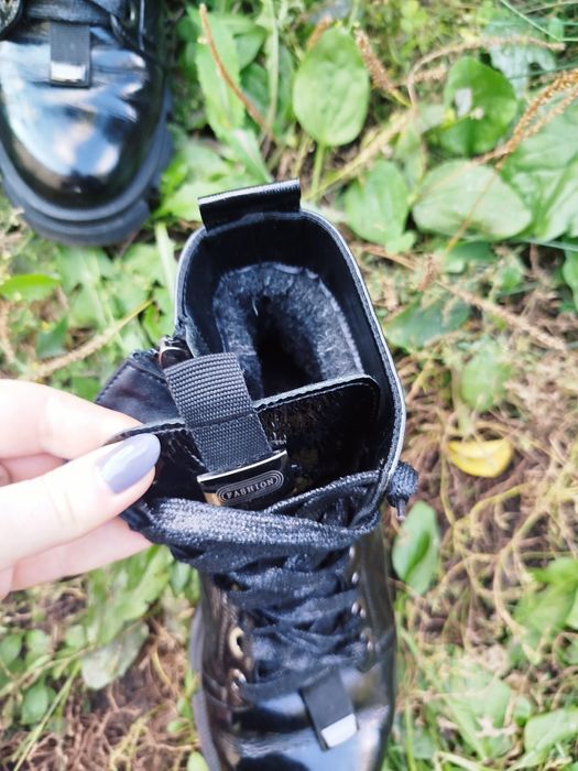 Лаковые кожаные ботинки зимние