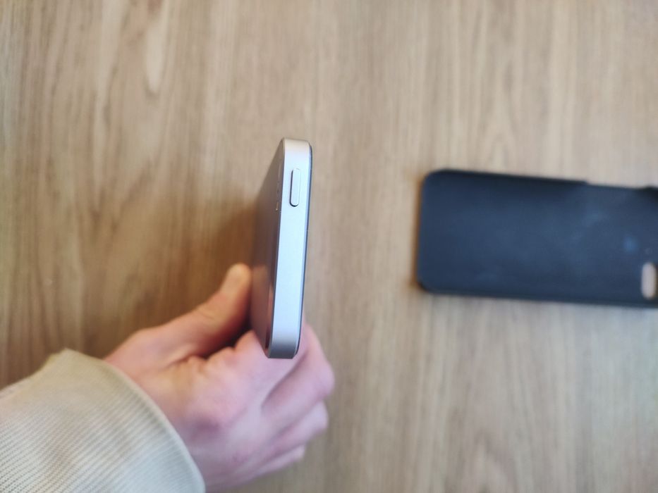 Apple iphone se 64 gb. В гарному стані