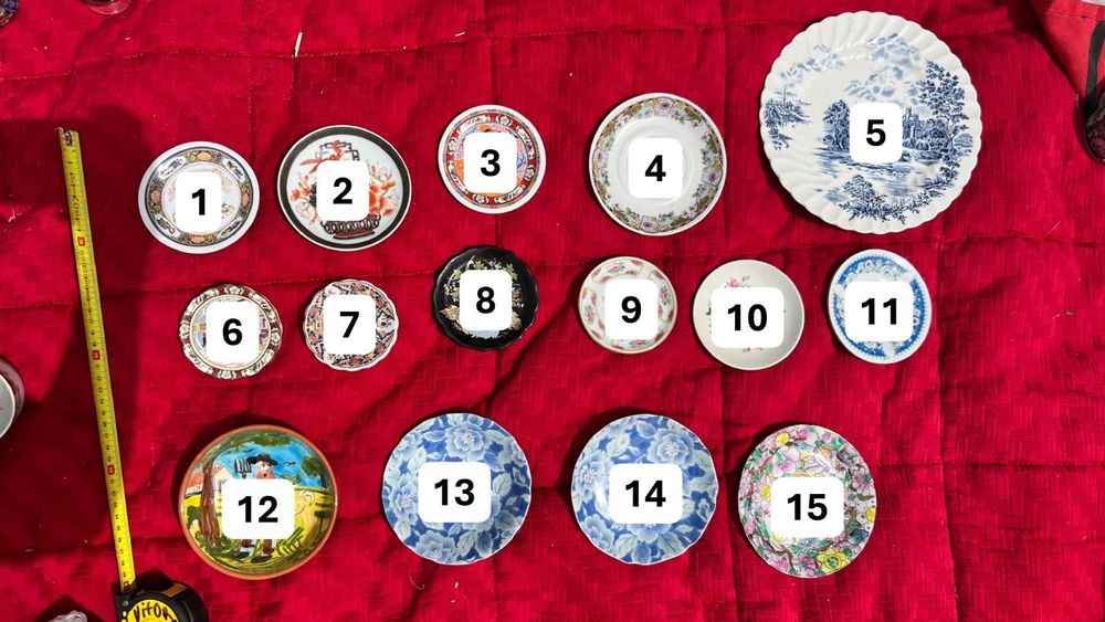 Coleção de Pratos Decorativos em Porcelana Antiga