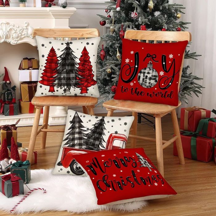 Декоративні наволочки з новорічно-різдвяним принтом.