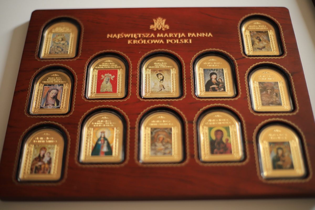 Zbiór pozlacanych ikon z Matką Bożą. Matka Boska. Złoto
