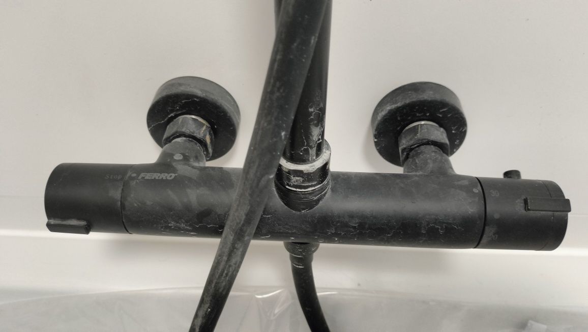 Zestaw natryskowy z baterią termostatyczną TREVI BLACK
Zest