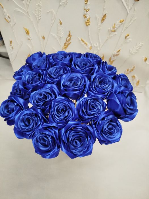 róże wykonane z satynowej wstążki