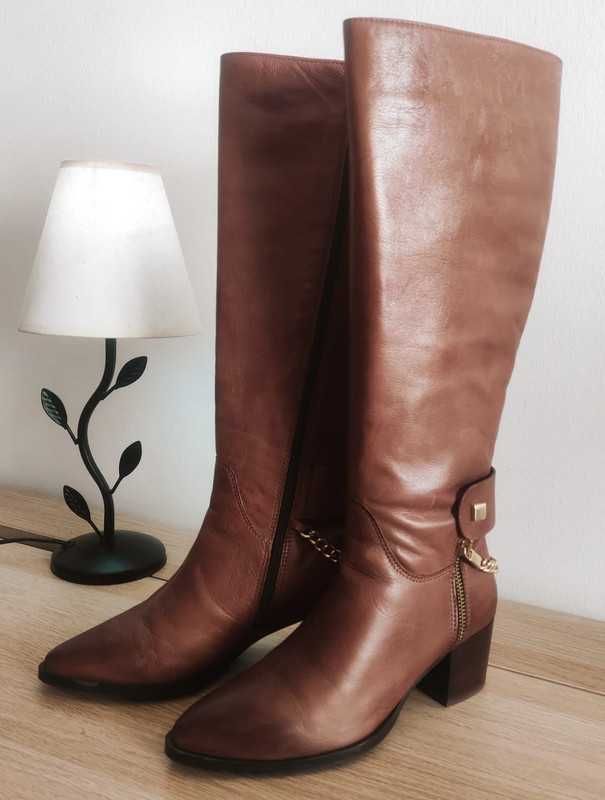 Botas castanhas cano alto com detalhe em dourado tam 36 EUR