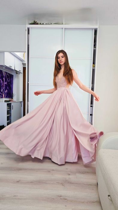 Блідо-рожева вечірня сукня/(плаття) на випускний з розрізом.