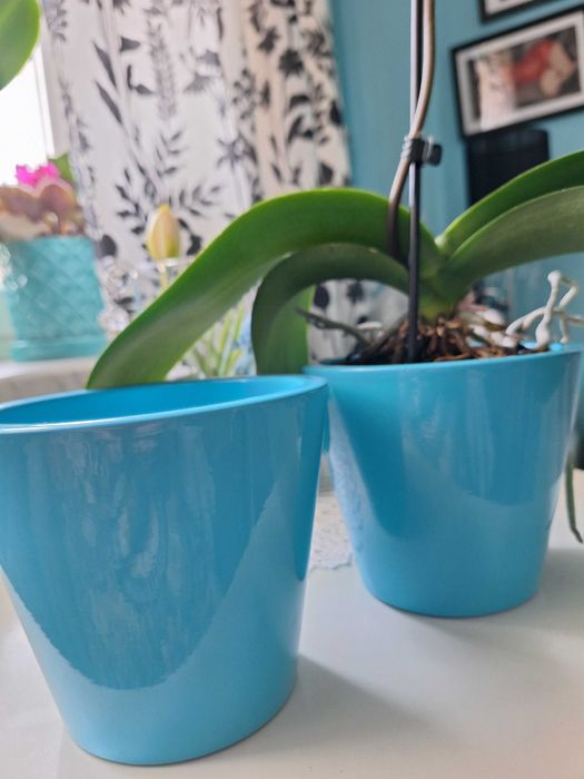 Dwie osłonki na doniczki ceramiczne