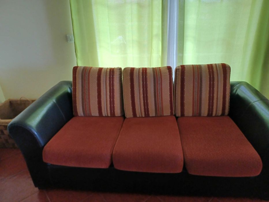 Sofás 3 lugares em bom estado.