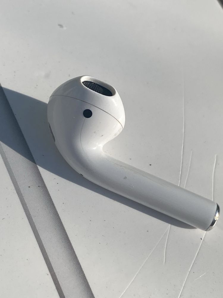 Продам навушник один правий airpods 1