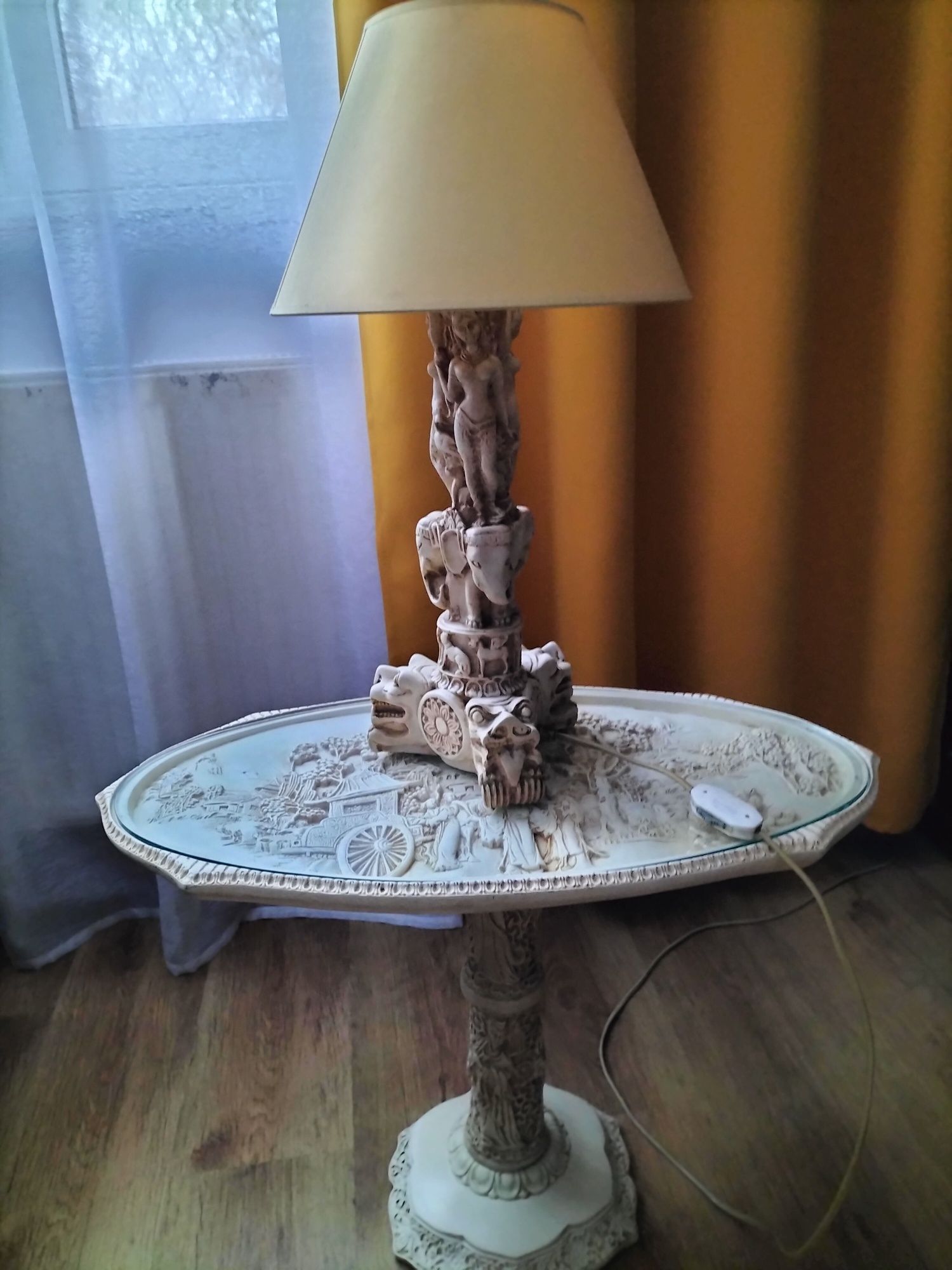 Stolik z alabastru plus lampka