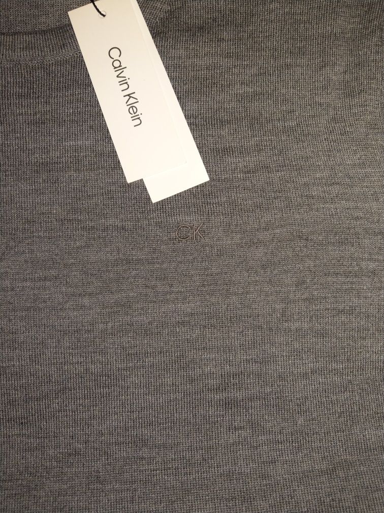 Wyprzedaż lekki swetr męski Calvin Klein.