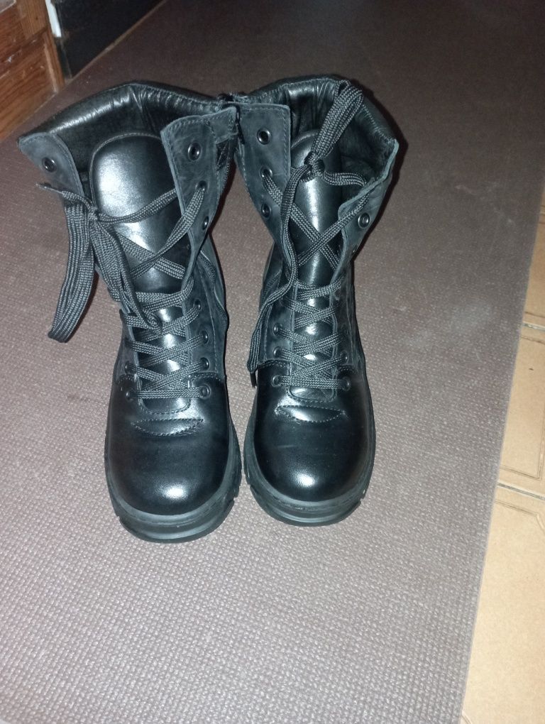 Botas militares com fecho