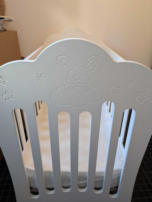 Berço em madeira lacada em muito bom estado (com colchao)