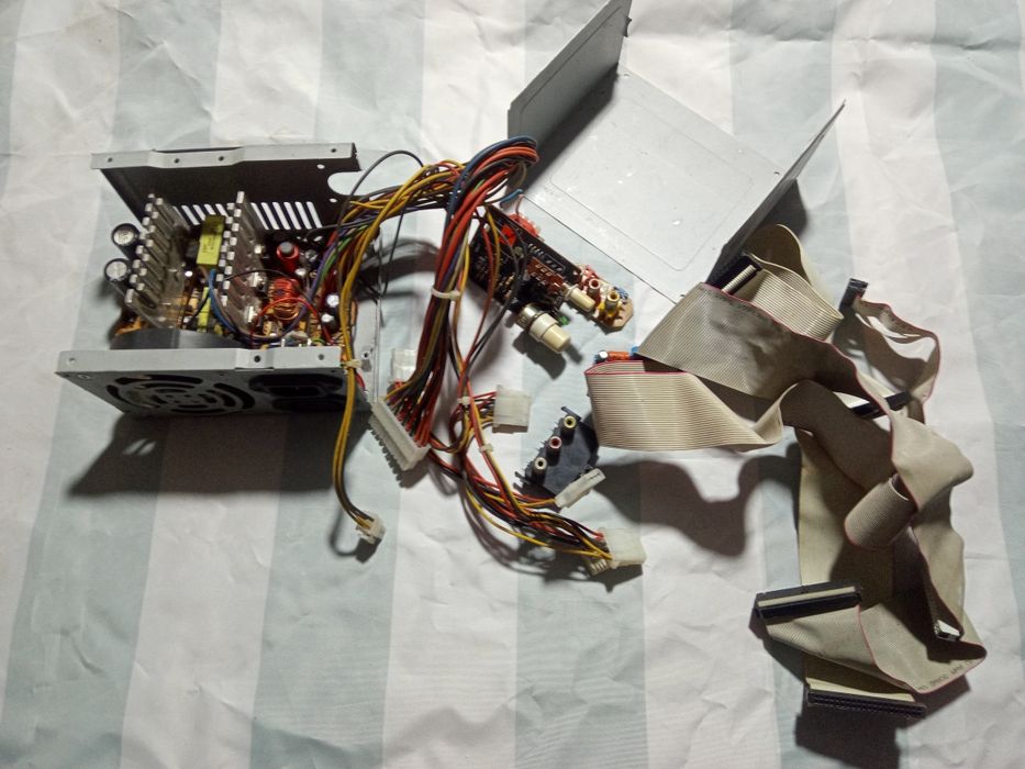 Материнські плати телефони радіо деталі