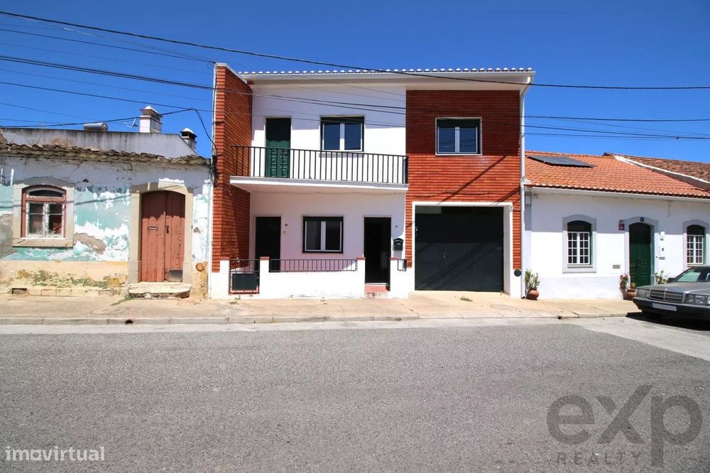 Moradia T5 de 2 pisos e logradouro com 10 boxes para cavalos - Golegã